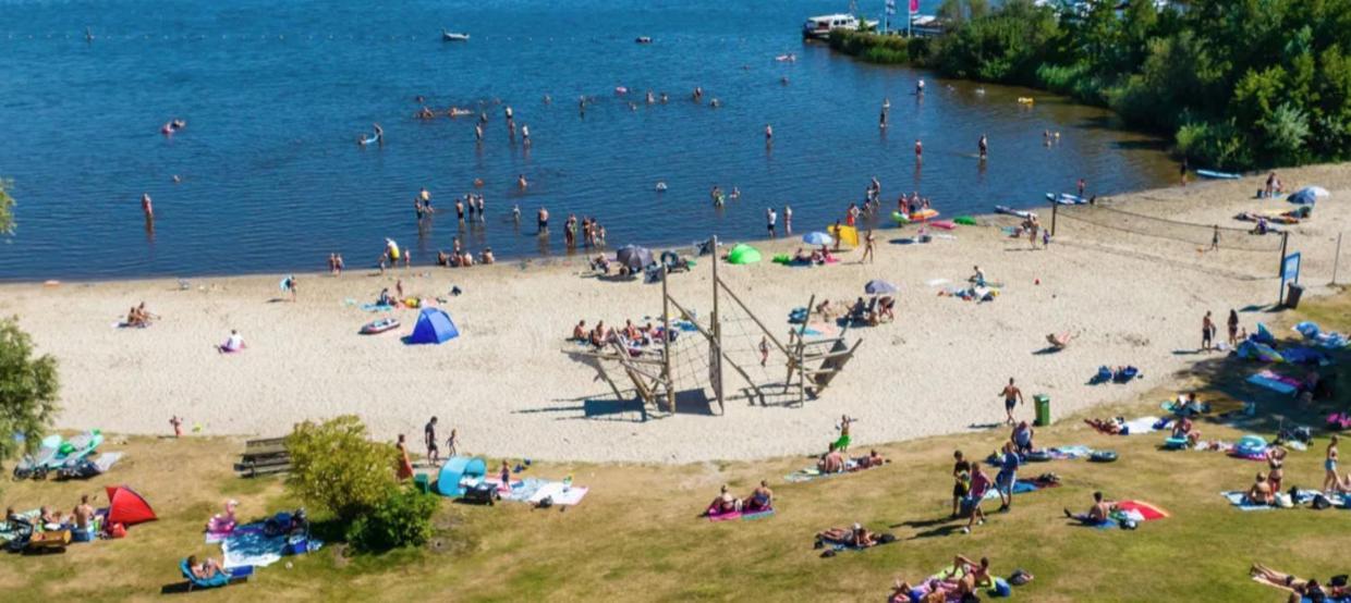 Ruime 5-Persoons Chalet Aan Het Bergumermeer Suameer 外观 照片